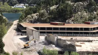 Demolición hace unos días del centro de visitantes junto al parquin. La obra ya ha concluido y se han retirado los escombros.