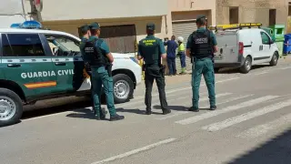 Agentes de la Guardia Civil, en la localidad zaragozana de Pedrola.