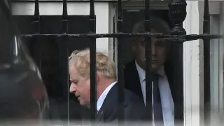 Boris Johnson a su salida de su residencia este lunes