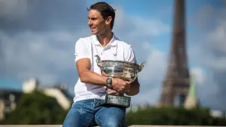 Rafa Nadal, en el tradicional posado tras conquistar su 14º Roland Garros