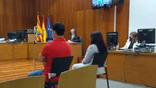 La pareja de acusados, durante el juicio celebrado en la Audiencia de Zaragoza.
