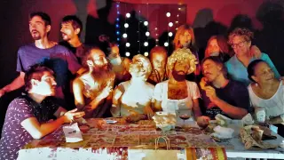 Cena inspirada en el 'pop art', con Fénix como Warhol y Monreal como Marilyn (centro).