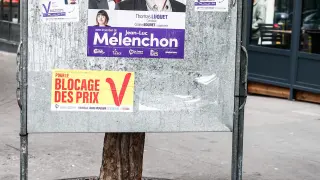 Cartel electoral en una calle de París. FRANCE LEGISLATIVE ELECTIONS