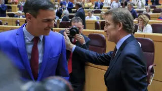 Saludo de Pedro Sánchez y Alberto Núñez Feijóo en el Senado