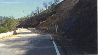 Zona con paso alternativo en la carretera A-2302 tras el deslizamiento del talud