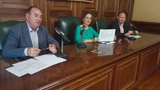 De izquierda a derecha, Benito Ros, Emma Buj y José Ramón Morro. La alcaldesa muestra un plano con el recorrido de los toros ensogados