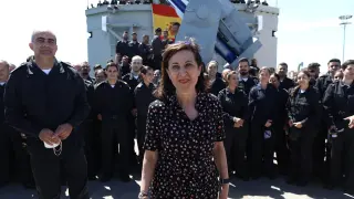 La ministra de Defensa, Margarita Robles,  se dirige a las tropas durante la visita a  la fragata Reina Sofía