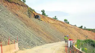 Zona de la carretera A-2302 afectada por las obras de estabilización de la ladera