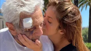 Shakira y su padre durante el ingreso hospitalario de este.
