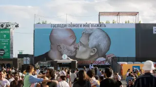 Una lona con un dibujo de un beso entre el entrenador del Manchester City, Pep Guardiola (i), y el del AS Roma, José Mourinho (d), en el Primavera Sound Festival.