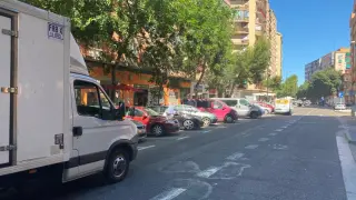La avenida de La Almozara, con dos carriles y plazas para estacionar en batería.