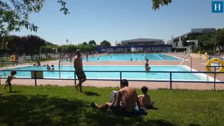 Primer chapuzón en las piscinas municipales de Zaragoza