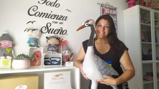 Marta Collados cose a mano peluches del símbolo de la laguna de Gallocanta en su taller de Odón