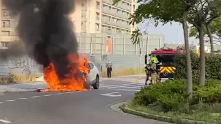 Arde un coche en la Estación Delicias de Zaragoza.