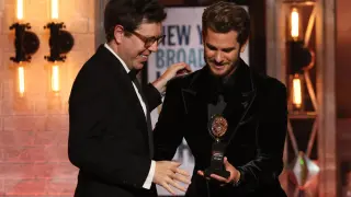 Ben Power recogiendo el premio a mejor obra de las manos del actor Andrew Garfield