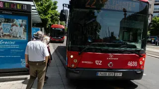 Esperas en las paradas durante la huelga del bus en Zaragoza.