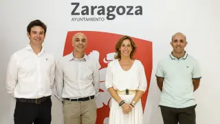 Natalia Chueca con el presidente de la Cooperativa del Autotaxi, Sergio Artal, y con otros responsables del proyecto