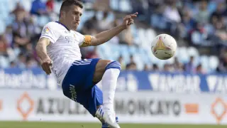Zapater golpea el balón en un partido reciente jugado por el Real Zaragoza en La Romareda.
