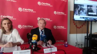 África Navarro y Carlos Gómez, de Cáritas Diocesana de Zaragoza, en la rueda de prensa de este martes