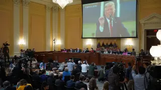 Donald Trump en la gran pantalla de la Comisión que investiga el asalto.