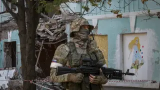 Un militar ruso en Mariupol.