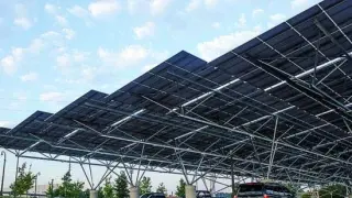 Ejemplo de cómo podrían ser los futuros aparcamientos con placas solares.