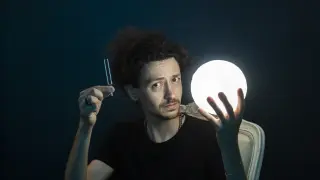 El investigador zaragozano Carlos Traginer, con la Luna en una mano y un diapasón en la otra.