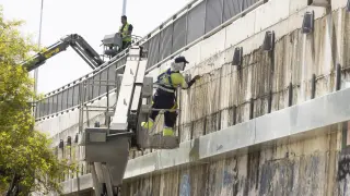 Operarios trabajando en las obras de la avenida Tenor Fleta de Zaragoza.