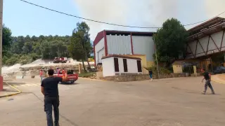 La proximidad del fuego ha aconsejado evacuar a los trabajadores del matadero cárnico comarcal.