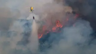 Labores de extinción del incendio en la sierra de Leyre.