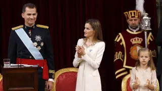 El rey don Felipe, la reina Letizia y la princesa Leonor, el 19 de junio de 2014, en el acto solemne ante las Cortes Generales.