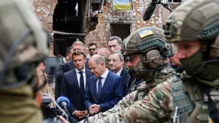 Irpin (Ukraine), 16/06/2022.- French President Emmanuel Macron (C), Italian Prime Minister Mario Draghi (2-R) and German Chancellor Olaf Scholz (R) visit Irpin, Ukraine, 16 June 2022. The three EU leaders arrived on a night train from Poland to Kyiv and will meet Ukrainian President Volodymyr Zelensky, at a time when the country is pushing for EU membership. (Polonia, Ucrania) EFE/EPA/LUDOVIC MARIN / POOL MAXPPP OUT UKRAINE EU DIPLOMACY