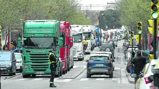 Protesta de transportistas con camiones por el centro de Zaragoza el pasado 23 de marzo.
