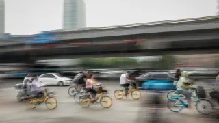 Varios ciudadanos en bici por las calles de Pekín