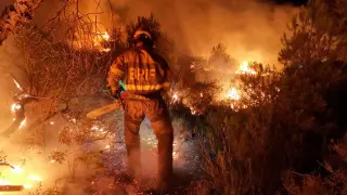 La BRIF de Daroca trabajando de noche en el incendio de Nonaspe