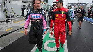 Fernando Alonso habla con Carlos Sainz en el circuito de Montreal