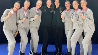 Inés Bergua, tercera por la derecha, junto a sus compañeras de la selección española, luciendo la plata lograda en el Europeo.