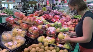 La subida de la fruta este verano disuade a muchas familias de su consumo.
