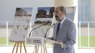 El presidente aragonés, Javier Lambán, este lunes en Ranillas durante la presentación del proyecto ganador para la reconversión de los 'cacahuetes' de la Expo en pisos.