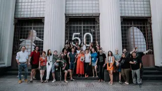 Equipo del 50 Festival Internacional de Cine de Huesca delante del Teatro Olimpia.