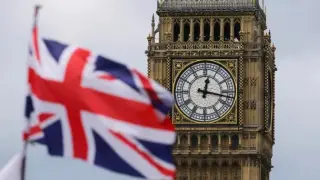 Bandera de Reino Unido con el Big Ben de fondo