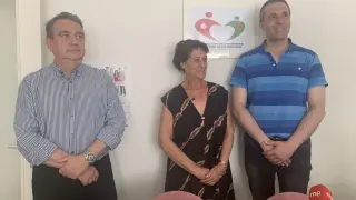 El director técnico del Banco de Sangre (izquierda), junto a la presidenta y el secretario de la asociación de Huesca.