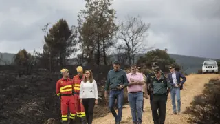 Pedro Sánchez y otras autoridades, durante su visita a las zonas afectadas por el incendio forestal en la Sierra de la Culebra, en Zamora.