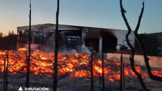 Un momento del incendio en la nave de Vera de Moncayo.