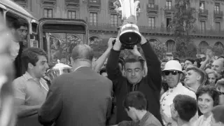 Enrique Yarza, portero del Real Zaragoza, con la Copa de Ferias conquistada ante el Valencia