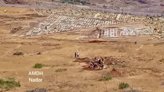Preparación de fosas comunes en Nador para enterrar a los inmigrantes fallecidos.