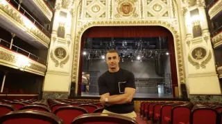 Víctor Jiménez, director y coreógrafo de LaMov, en el Teatro Principal, donde presentará su nuevo espectáculo este fin de semana.