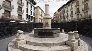 La fuente del Torico, vallada y sin la estatua que remataba la columna.