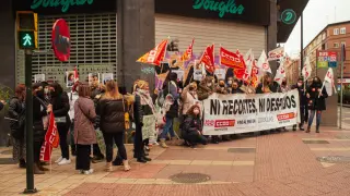 Tienda de Douglas, en la avenida de Madrid, la única que sobrevivirá a los cierres. Imagen de una protesta contra los despidos en marzo.