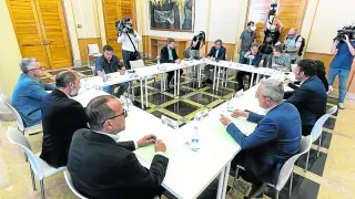Lambán, en el centro, preside la reunión con los alcaldes y empresarios del Pirineo